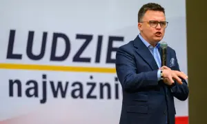 Szymon Hołownia przemawia, podkreślając, że "ludzie są najważniejsi". Jego start w wyborach prezydenckich realne szanse budzi nadzieję.