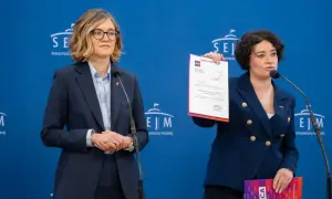 Dwie kobiety prezentują dokumenty. Dyskusja o różnicach w programie mieszkaniowym Koalicji Obywatelskiej a Lewicy.