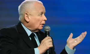 Jarosław Kaczyński przemawia, zastanawiając się, czy PiS może wrócić do władzy po kolejnych wyborach.
