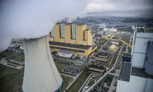 Wielka chłodnia kominowa i bloki elektrowni węglowej. Dyskusja o transformacji energetycznej, węgiel vs. elektrownie jądrowe.