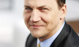 Portret mężczyzny w garniturze. Czy to pierwsza żona Radosława Sikorskiego?