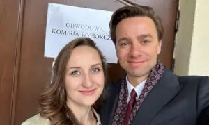 Krzysztof Bosak z żoną przed komisją wyborczą.