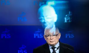 Jarosław Kaczyński w otoczeniu logo PiS, z widmem na tle. Czy to symbolizuje jakie błędy popełnił PiS w kampanii wyborczej?