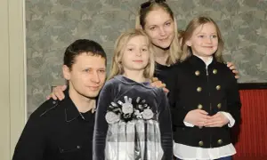 Dominika Chorosińska z rodziną. Uśmiechnięty mężczyzna, kobieta i dwie dziewczynki pozują do zdjęcia.