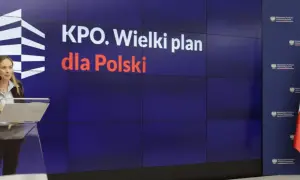 Kobieta przemawia na tle hasła "KPO. Wielki plan dla Polski". Koalicja Obywatelska walczy o odblokowanie środków z KPO.