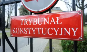 Tablica "Trybunał Konstytucyjny" na tle bramy. Symbol zmian w krs i trybunale konstytucyjnym za PIS.