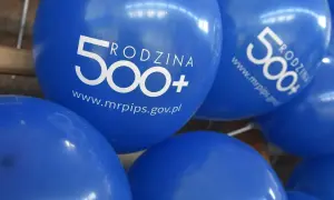 Niebieskie balony z napisem "Rodzina 500+" i adresem strony www.mrpips.gov.pl. Symbolizują skuteczność programów polityki demograficznej PiS.