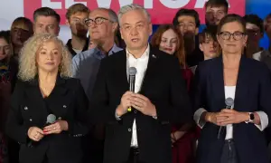 Kryzys wizerunkowy lewicy: dlaczego notowania partii wciąż spadają? Liderzy partii z mikrofonami na tle zwolenników.