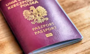 Polski paszport biometryczny z godłem orła i napisem "PASZPORT PASSPORT" na bordowej okładce.