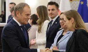Donald Tusk ściska dłoń, Polska 2050 i Koalicja Obywatelska rywalizują o centrowy elektorat.