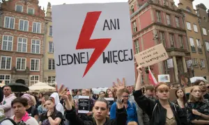 Protest kobiet w Polsce. Transparent "Ani jednej więcej" i hasło "Lekarze, czemu się nie buntujecie?" świadczą o walce o prawa do aborcji.
