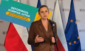 Kobieta przemawia na tle flag. Grafika "REFORMA26. KOMPAS JUTRA" zapowiada konsultacje w ramach reformy polskiej edukacji według założeń Polska 2050.