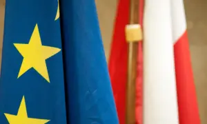 Flaga UE obok polskiej. Dyskusja: konfederacja a unia europejska, polexit czy tylko reforma?