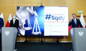 Konferencja prasowa dotycząca reformy wymiaru sprawiedliwości. Na ekranie hasło #Sądy, obok politycy PiS. Kalendarium zmian.