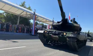 Czołg na paradzie wojskowej, symbol nowoczesnej armii, jak partia Polska 2050 widzi modernizację polskiej armii.