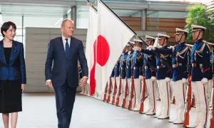 Uroczyste powitanie w Japonii. Donald Tusk i japońska delegacja w asyście honorowej.