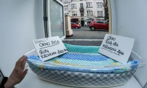Okno życia, bezpieczne miejsce dla noworodków. Tabliczki informują: "Uwaga! Okno życia służy ratowaniu życia" i "Okno służy dla ratowania życia".