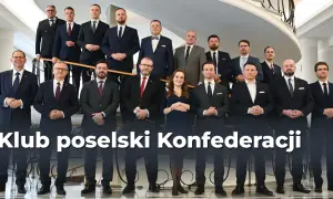 Klub parlamentarny Konfederacji: grupa posłów w garniturach, zjednoczona, ale z widocznymi podziałami w głosowaniach.