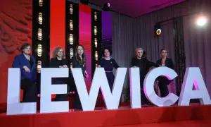Kobiety na tle napisu "LEWICA". Dyskusja o powodach rozłamu w koalicji Nowa Lewica a Partia Razem.