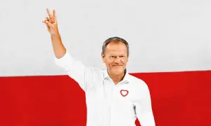 Donald Tusk z podniesioną ręką, symbolizującą zwycięstwo, na tle flagi Polski. Jego biała koszula z sercem i uśmiech podkreślają pozytywny przekaz. Polityka zagraniczna Koalicji Obywatelskiej w jego wizji.