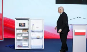 Otwarta lodówka z produktami i etykietami wzrostu cen, obok polityk. Ilustracja programu gospodarczego PiS a realia inflacji.