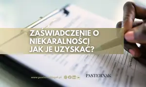 Zaświadczenie o niekaralności: jak je uzyskać? Dłoń z długopisem nad dokumentem.