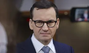 Mateusz Morawiecki w okularach, w garniturze. Dyskutuje o tym, wakacje kredytowe PIS dla kogo były korzystne.