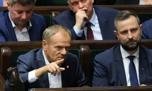 Donald Tusk wskazuje palcem, omawiając reforma trybunału konstytucyjnego, plan koalicji obywatelskiej.