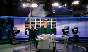 W studiu telewizyjnym dziennikarka omawia, jak ustawa Lex TVN wpłynęła na wizerunek rządu PiS.