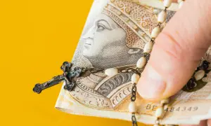 Różaniec na banknocie. Analiza sprawozdań PKW: kto realnie finansuje Konfederację?