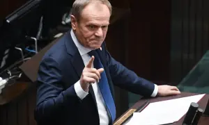 Donald Tusk przemawia, podkreślając znaczenie praw kobiet i ustawy o aborcji dla Koalicji Obywatelskiej.