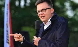 Mężczyzna w okularach przemawia do mikrofonu, wskazując palcem. Czy to przyszła struktura elektoratu polska 2050? Kto głosuje na Hołownię?