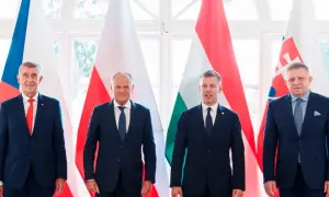 Liderzy Grupy Wyszehradzkiej: premier Czech, Polski, Węgier i Słowacji stoją przed flagami swoich krajów.