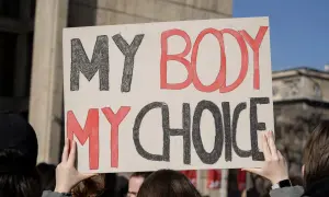 Protest przeciwko Konfederacji i prawom kobiet. Transparent "My Body, My Choice" wyraża sprzeciw wobec całkowitego zakazu aborcji i jego konsekwencji.