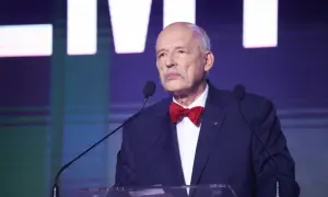 Janusz Korwin-Mikke, w muszce, przemawia. Jego kontrowersyjne wypowiedzi często prowadziły do pytań, dlaczego został odsunięty od władzy.