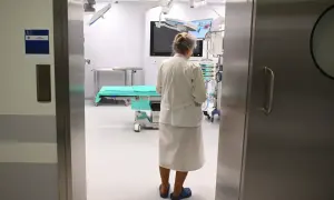 Pielęgniarka w sali operacyjnej, czekająca na nowe podwyżki dla pielęgniarek najnowsze wiadomości.