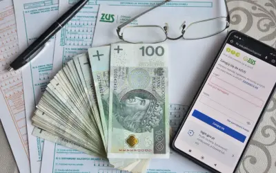 Pieniądze, dokumenty ZUS i telefon z zalogowanym portalem e-ZUS. Czy umowa zlecenie wlicza się do emerytury? Sprawdź na eZUS.