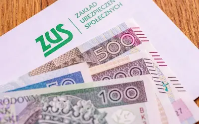 ZUS i polskie banknoty. Marzenie o 13. pensji w 2026 roku staje się realne dzięki oszczędnościom.