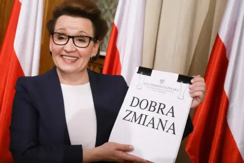 Anna Zalewska prezentuje dokument "Dobra Zmiana", który może dotyczyć reformy edukacji pis, jej wad i zalet.