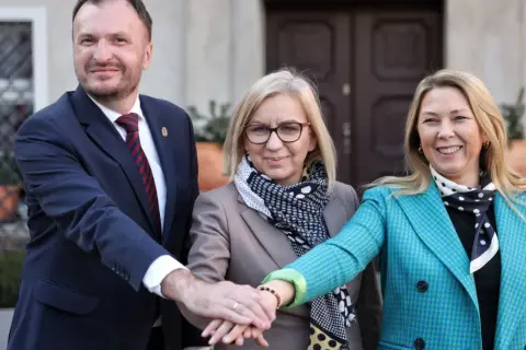 Trzy osoby z Polską 2050 łączą dłonie. Dowiedz się, jak dołączyć do struktur lokalnych partii Polska 2050.