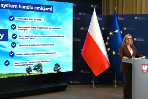 Ministerstwo Klimatu i Środowiska: Polska 2050 stawia wyzwania w handlu emisjami. Dwie kobiety przy mównicach, flagi Polski i UE.