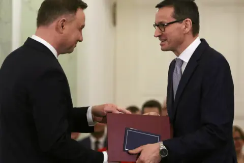 Prezydent Duda wręcza dokument premierowi Morawieckiemu. Czy to zapowiedź zmian na giełdzie?