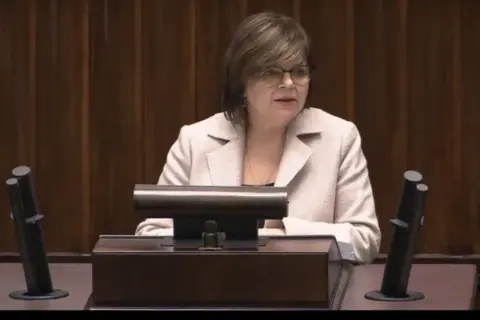 Kobieta w jasnej marynarce przemawia w sali sejmowej. Dyskusja o tym, jak rządy PiS wpłynęły na system ochrony zdrowia.