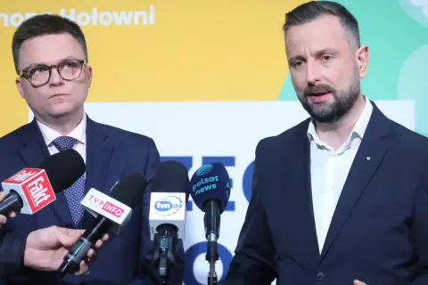 Szymon Hołownia i Włodzimierz Czarzasty przed mikrofonami mediów. Czy to wyjaśnia, dlaczego spada poparcie dla Polska 2050 w sondażach?