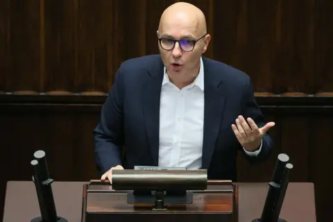Mężczyzna w okularach przemawia, wyjaśniając, jak Koalicja Obywatelska planuje uzdrowić spółki skarbu państwa.
