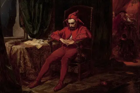 Smutny stańczyk w czerwonym stroju siedzi w fotelu, zamyślony. Na stole obok leżą dokumenty.