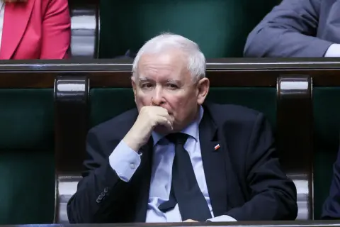 Jarosław Kaczyński w zamyśleniu, jak pis finansował kampanie wyborcze.