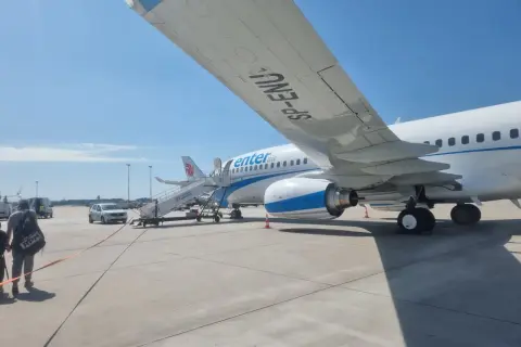 Samolot Enter Air na płycie lotniska, gotowy do startu. Kontrola graniczna za nami, czas na podróż.