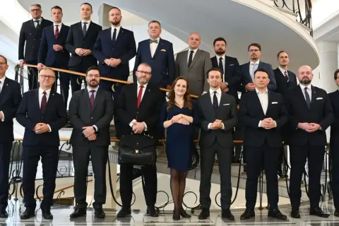 Kto jest liderem konfederacji? Poznaj kluczowe postacie w partii