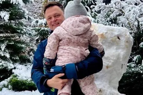 Ile dzieci ma Hołownia? Poznaj imiona i wiek jego córek